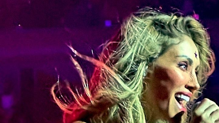 Fanático agrede a Anahí en el rostro en pleno escenario