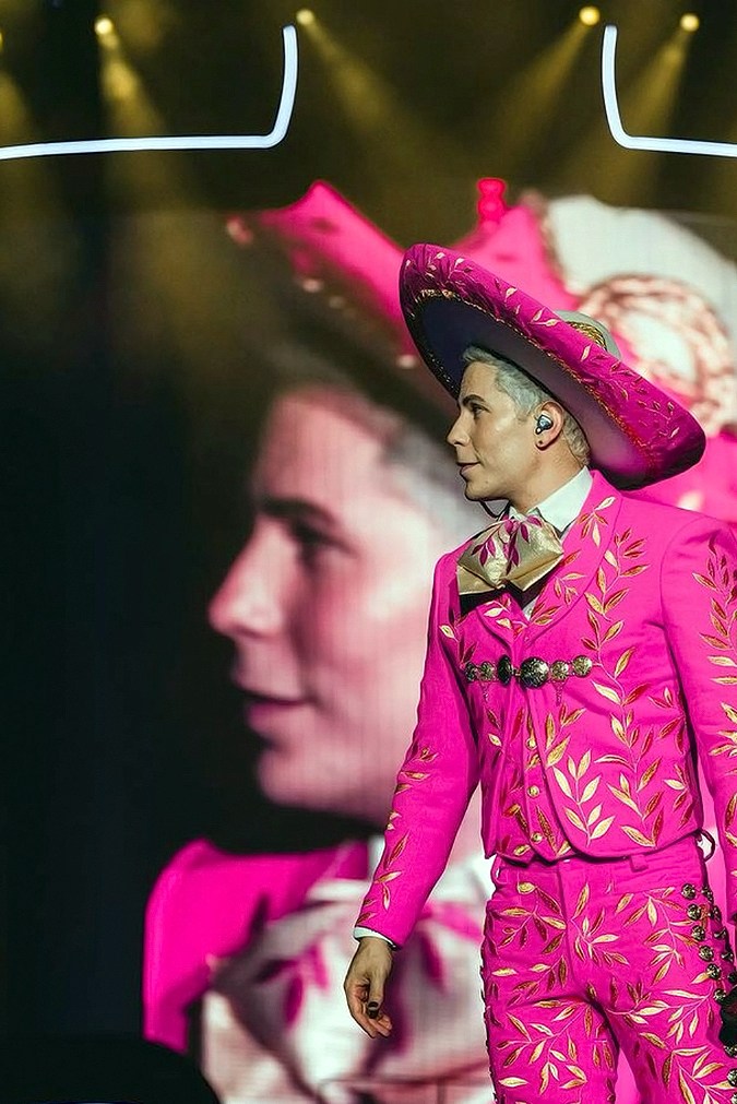 Christian Chávez usó un traje de charro rosa confeccionadoo por el diseñador Alan Terriquez