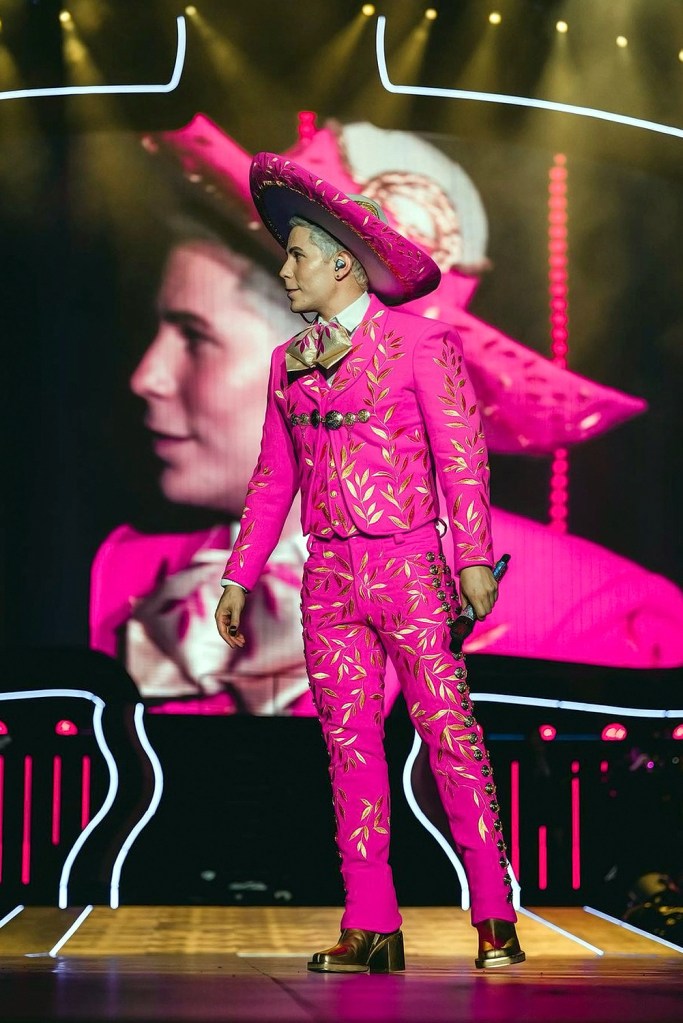 Christian Chávez usó un traje de charro rosa confeccionadoo por el diseñador Alan Terriquez