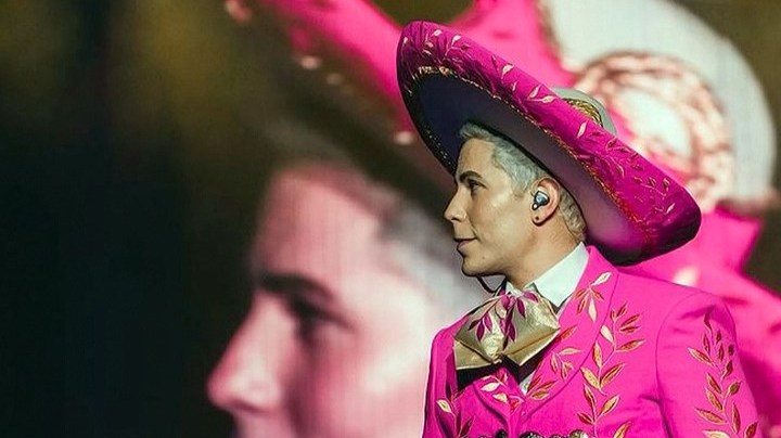Christian Chávez causó polémica por usar un traje de charro rosa