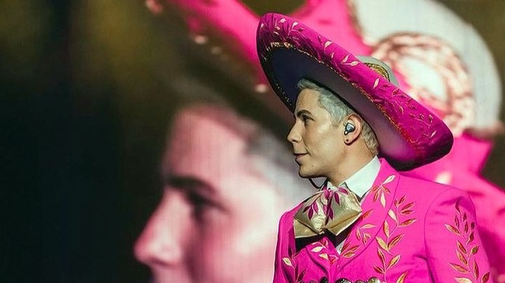 Christian Chávez causó polémica por usar un traje de charro rosa