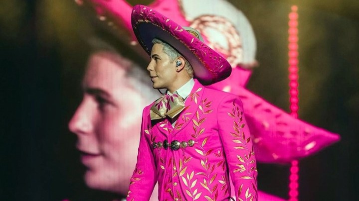 Christian Chávez causó polémica por usar un traje de charro rosa