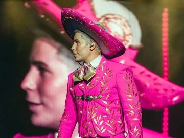 Christian Chávez causó polémica por usar un traje de charro rosa