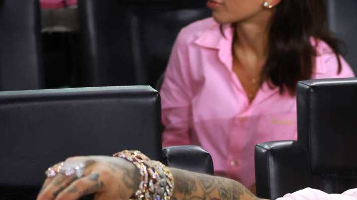Anuel AA y su novia Laury Saavedra.
