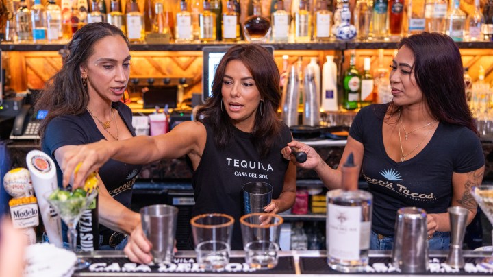 Eva Longoria prepara Flamin' Hot Margaritas en su visita más reciente a la Florida