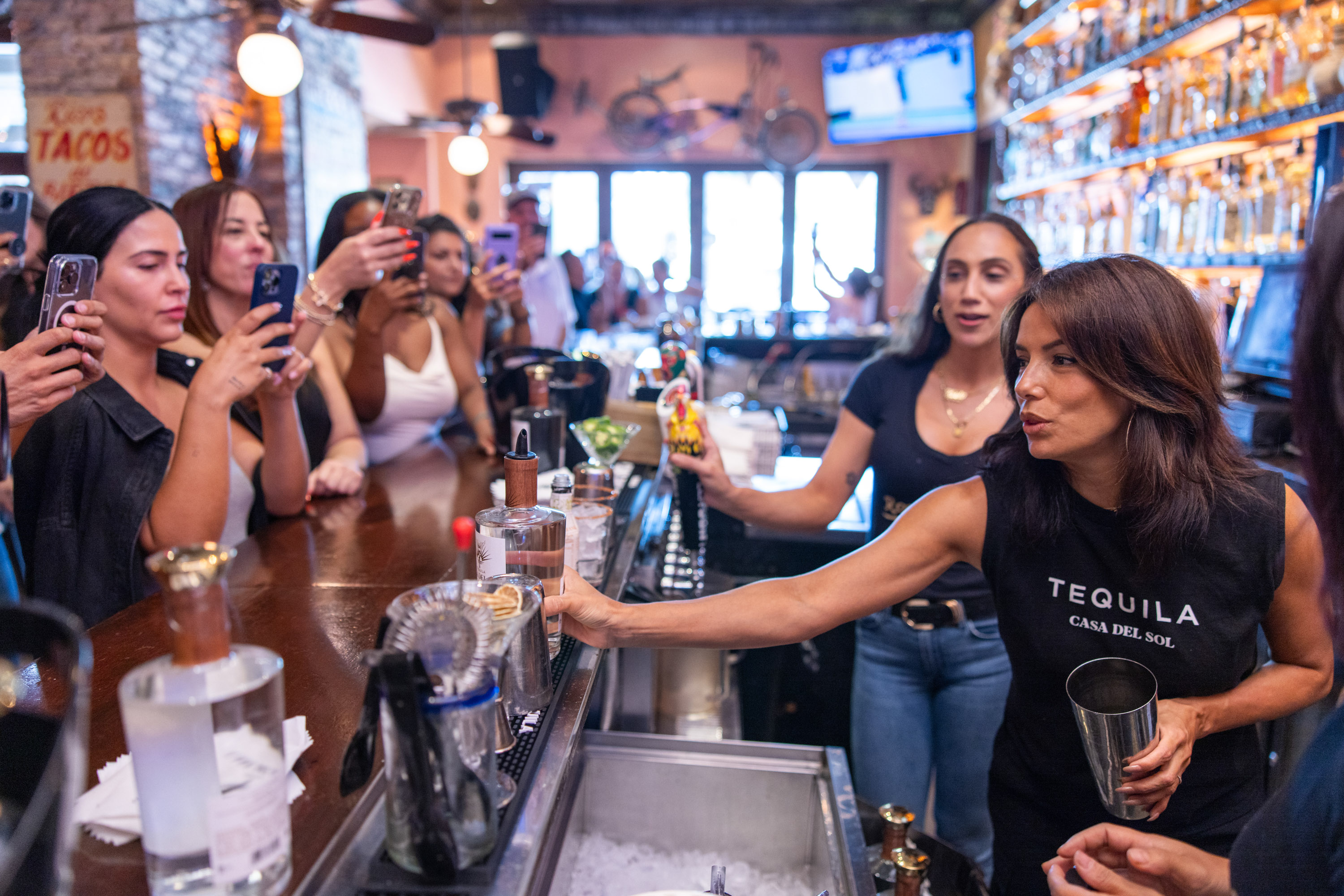 Eva Longoria visitó un restaurante en Florida para promocionar su marca de tequila