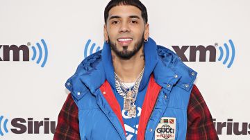 Anuel AA fue sorprendido por un seguidor después del concierto