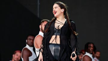 Rosalía sorprendió por la forma en la que lleva su anillo de compromiso tras su ruptura con Rauw Alejandro