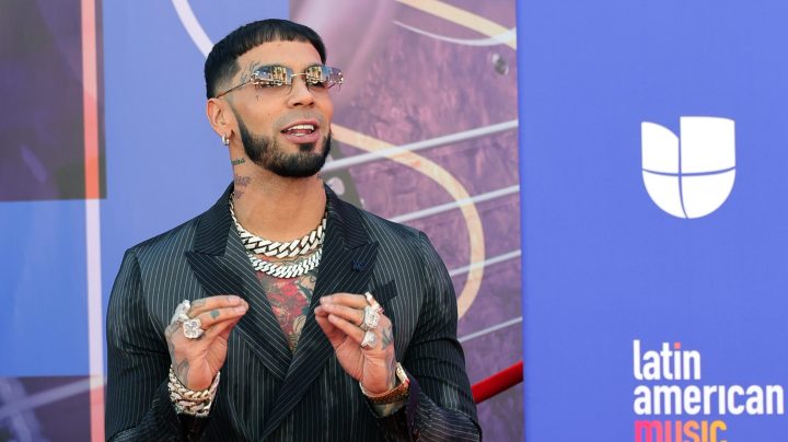 Una fan le pide un calcetín a Anuel AA a ver si le huelen los pies: así reaccionó el cantante