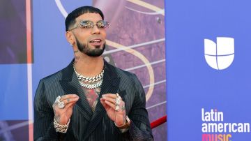 Una fan le pide un calcetín a Anuel AA a ver si le huelen los pies: así reaccionó el cantante