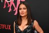 Salma Hayek causa furor en traje de baño