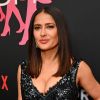Salma Hayek causa furor en traje de baño