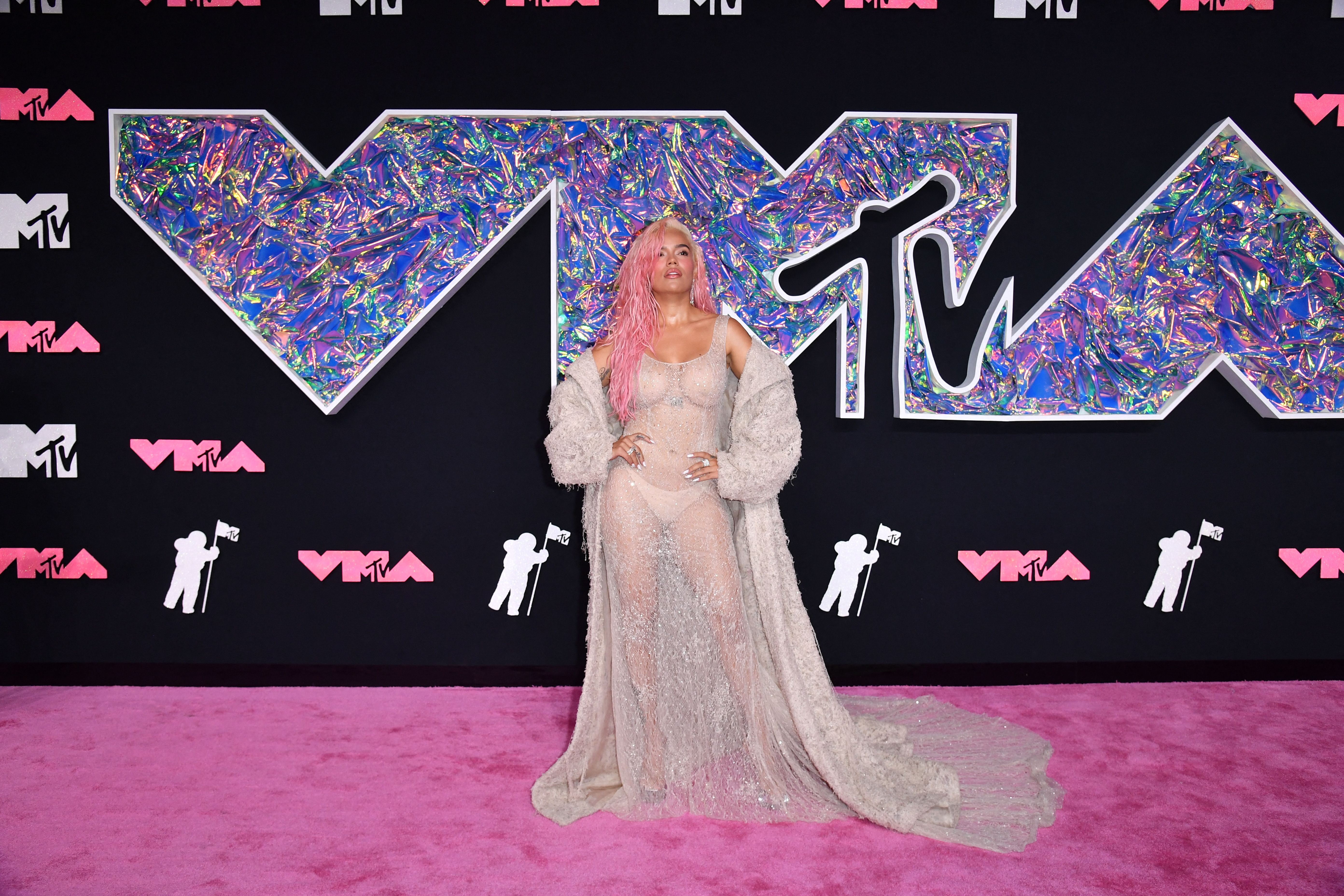 Karol G lució un arriesgado vestido de transparencias poco antes de su presentacion en los MTV VMAs 2023.