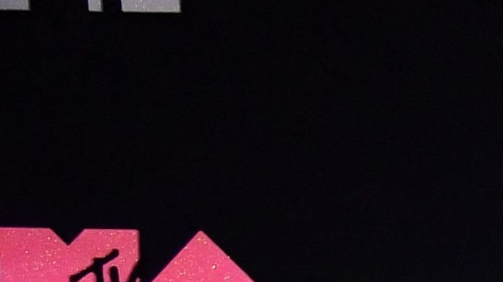 Karol G lució un arriesgado vestido de transparencias poco antes de su presentacion en los MTV VMAs 2023.