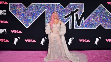 Karol G lució un arriesgado vestido de transparencias poco antes de su presentacion en los MTV VMAs 2023.