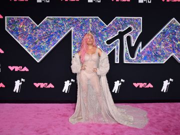 Karol G lució un arriesgado vestido de transparencias poco antes de su presentacion en los MTV VMAs 2023.