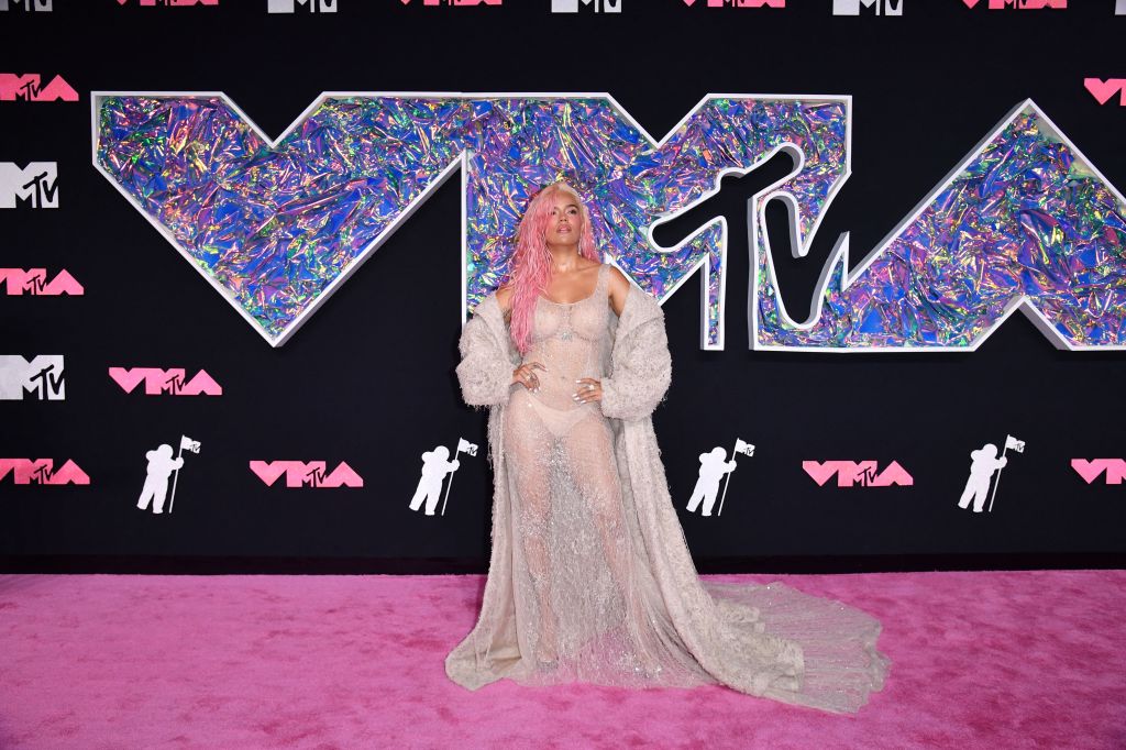 Karol G lució un arriesgado vestido de transparencias poco antes de su presentacion en los MTV VMAs 2023.