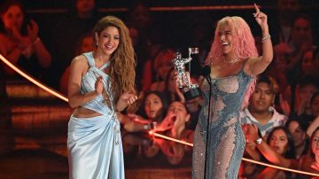 Karol G y Shakira se llevaron juntas un galardón en los MTV VMAs