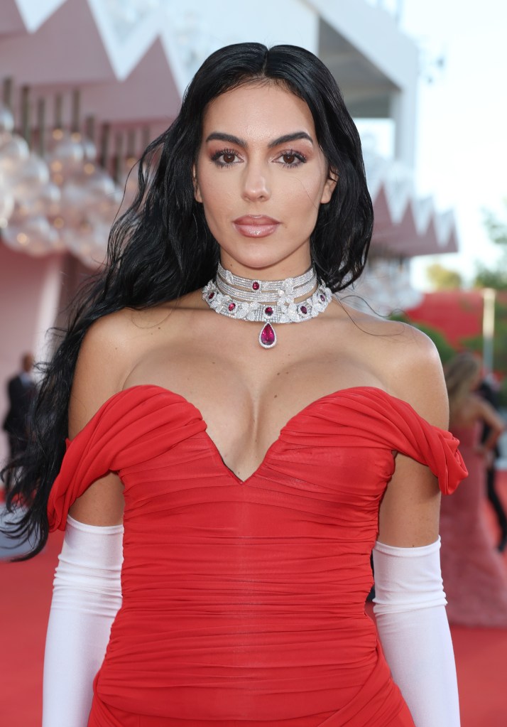 Georgina Rodríguez deslumbra en Venecia con un vestido rojo de atrevido escote