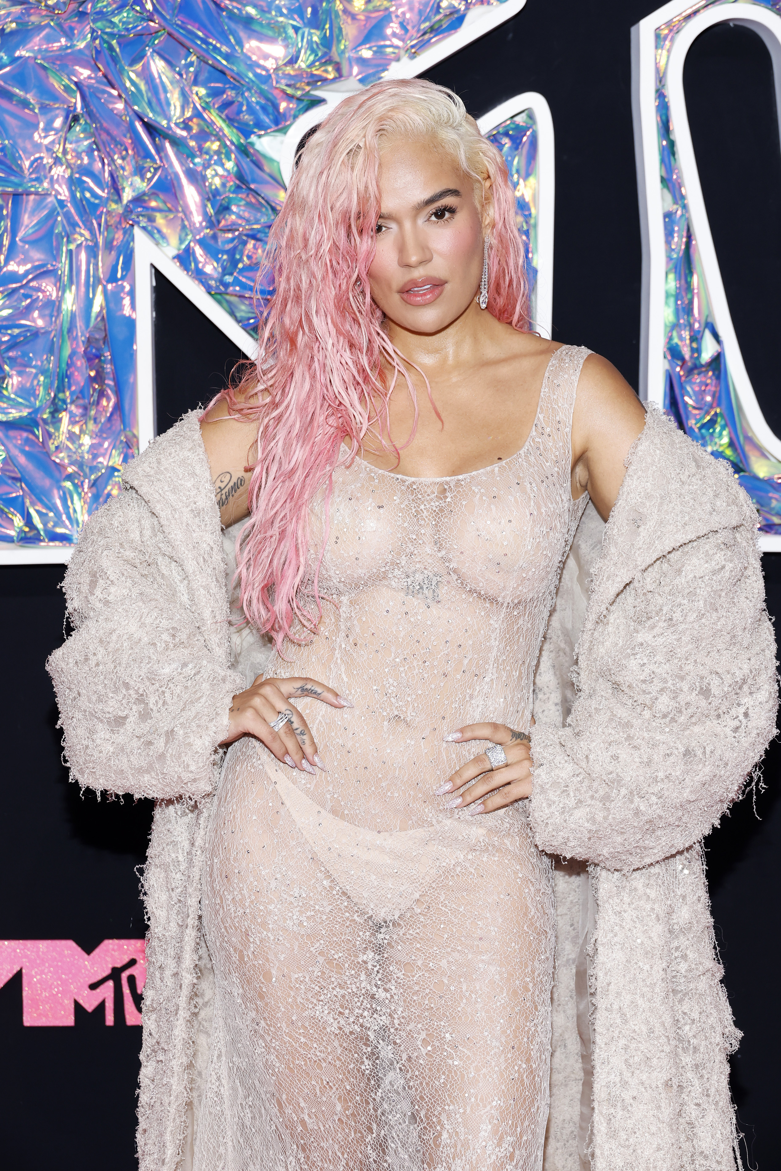 Karol G lució un arriesgado vestido de transparencias poco antes de su presentacion en los MTV VMAs 2023.