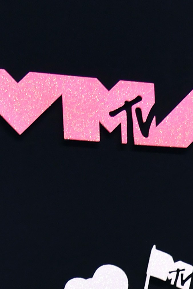 Shakira apareció en la alfombra rosa de los VMAs con un hermosos vestido dorado metalizado