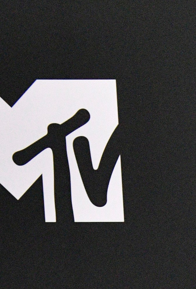 Shakira lució un vestido metalizado de Versace en los MTV Video Music Awards