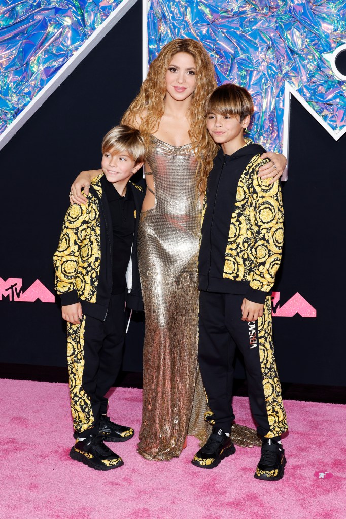 Shakira y sus hijos posaron juntos en la alfombra rosa de los MTV VMAs 2023