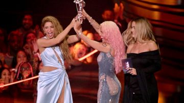 Karol G y Shakira recibiendo premio en los MTV Video Music Awards