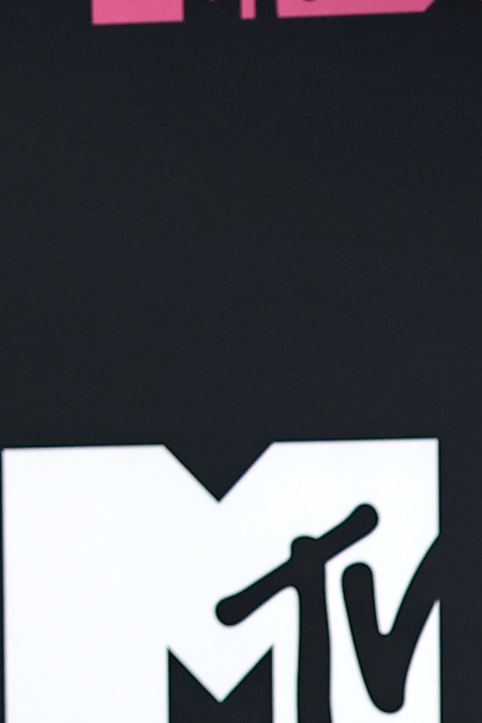 Karol G deleitó con un vestido azul con transparencias