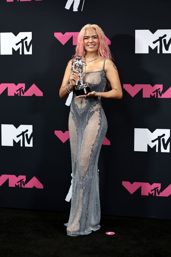 Karol G deleitó con un vestido azul con transparencias