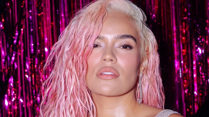 Karol G cautivó con un hermoso y costoso vestido