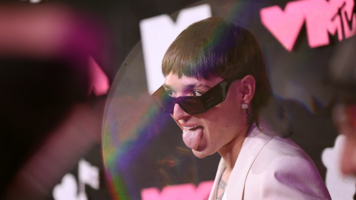 Peso Pluma gastó miles de dólares y reveló cuáles son sus tenis favoritos