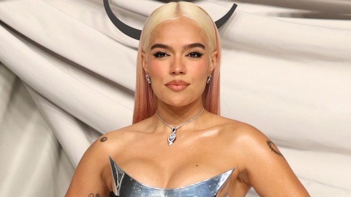 Karol G impresiona con su look en París.