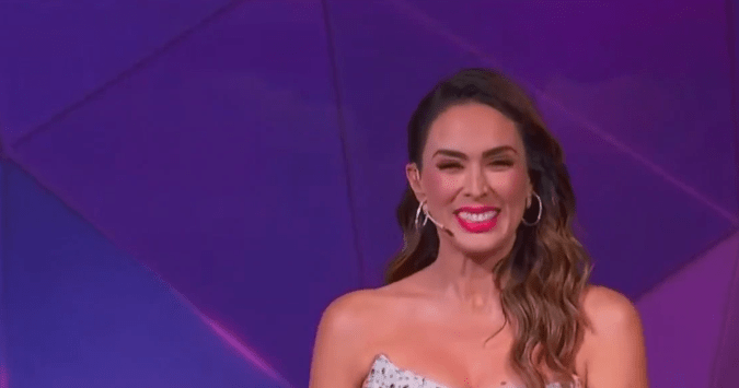 Jacky Bracamontes en la final de 'Los 50', reality show de Telemundo. Foto: Captura de pantalla.