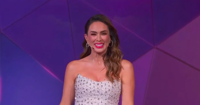 Jacky Bracamontes en la final de 'Los 50', reality show de Telemundo. Foto: Captura de pantalla.
