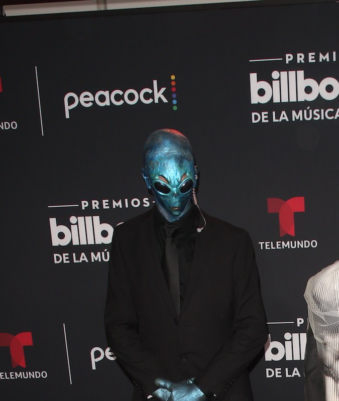 Rauw Alejandro causó controversia con su look futurista