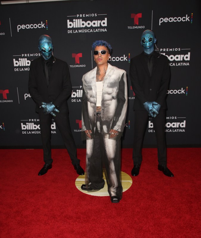 Rauw Alejandro causó controversia con su look futurista