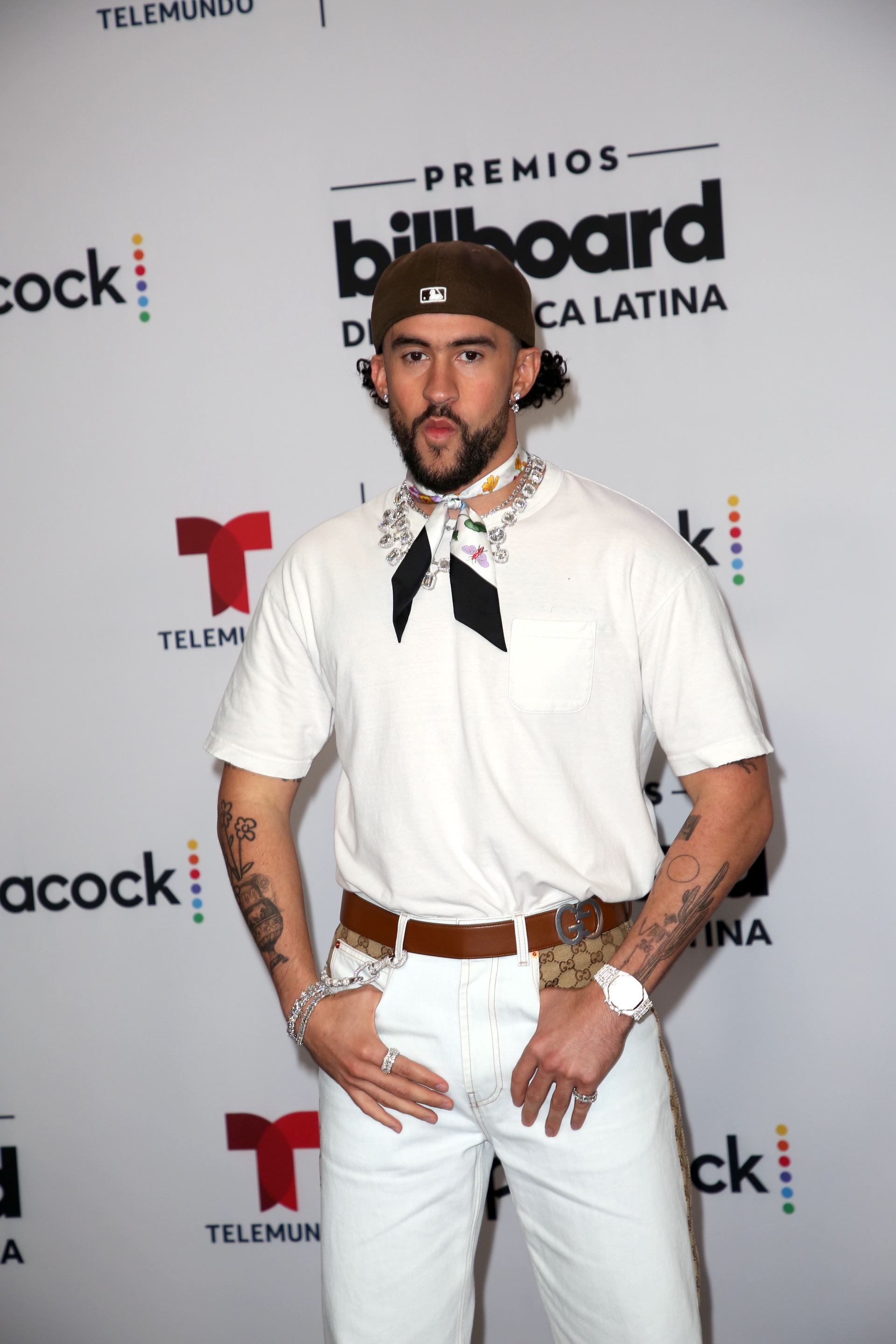 Bad Bunny llegó vestido de Gucci a los Premios Billboard Latinos 2023.