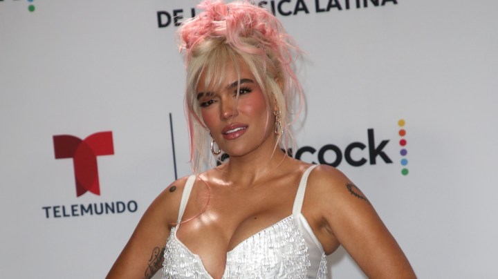 Karol G deslumbra con un angelical vestido blanco en los Premios Billboard Latinos 2023