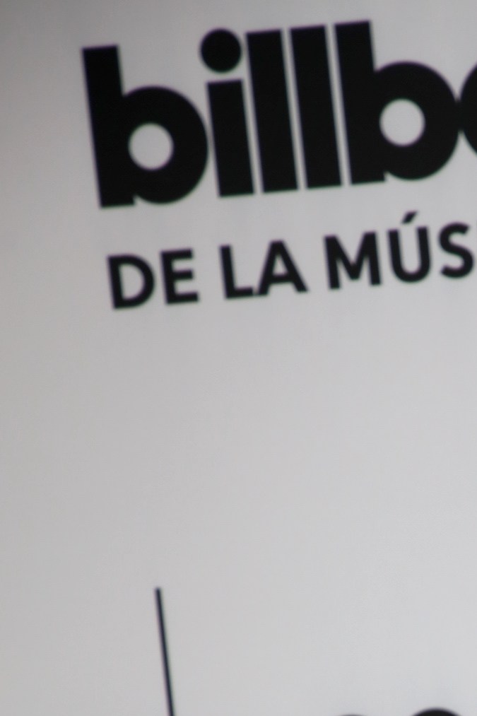 Karol G deslumbra con un angelical vestido blanco en los Premios Billboard Latinos 2023