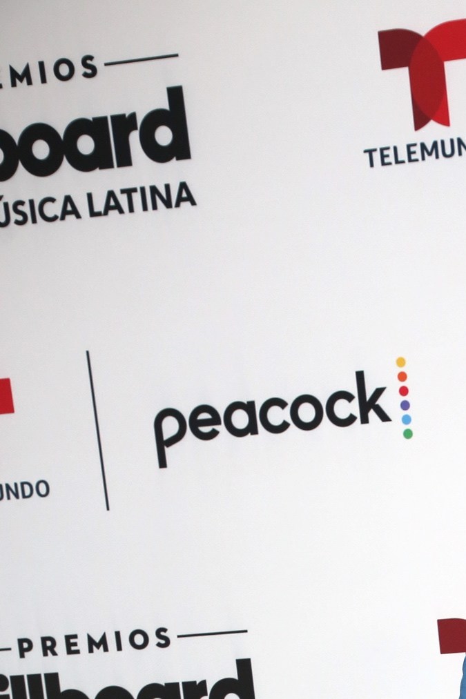 Daniela Álvarez y Daniel Arenas muy felices en los Billboard latinos