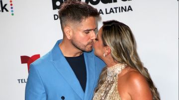 Daniela Álvarez y Daniel Arenas muy felices en los Billboard latinos
