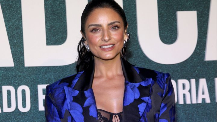 Aislinn Derbez en la alfombra roja de la premier de Radical