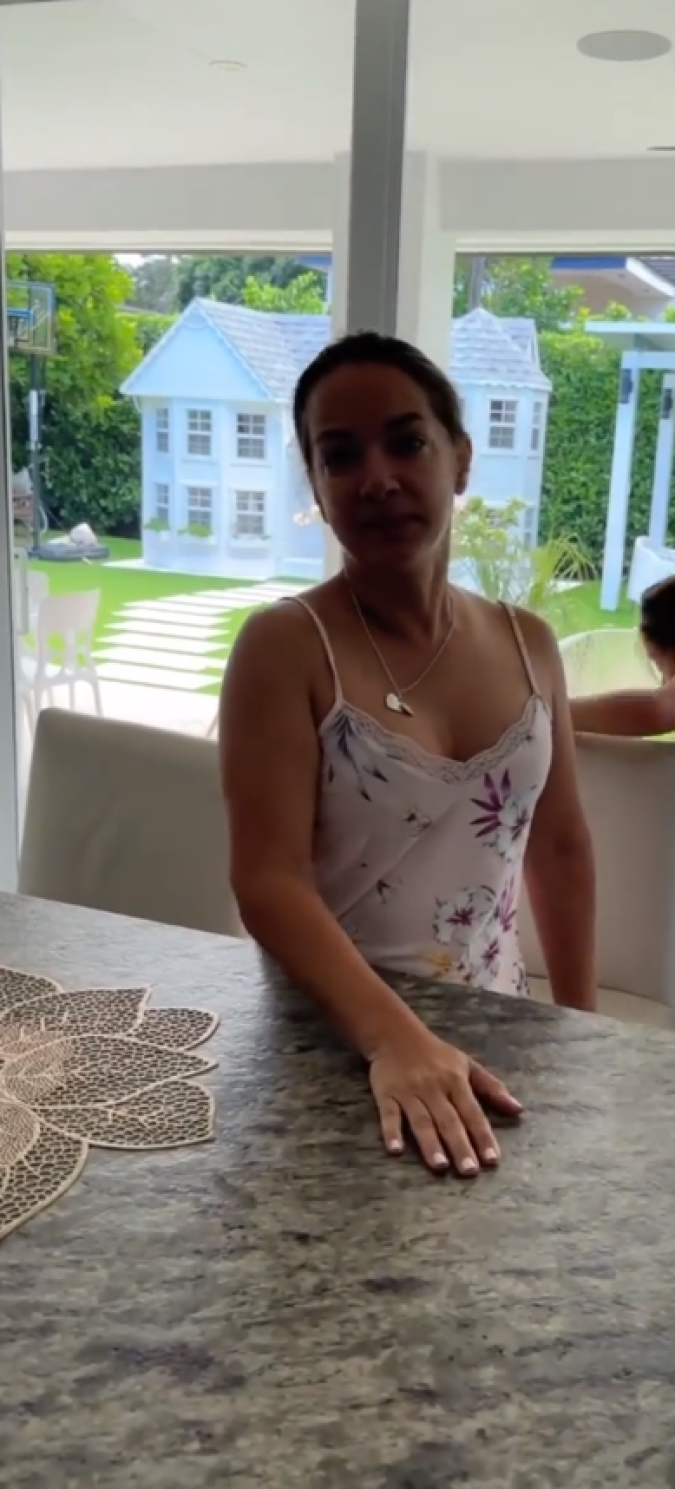 Adamari López en un domingo en casa. Foto: Captura de pantalla. Facebook Adamari López.