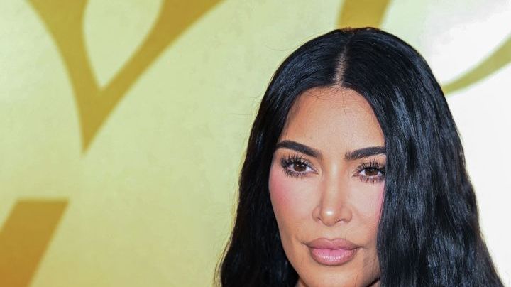 Kim Kardashian posa para una sesión fotográfica en el desfile Primavera-Verano 2024 de Louis Vuitton Menswear como parte de la Semana de la Moda de París, en el centro de París, el 20 de junio de 2023. /AFP vía Getty Images)