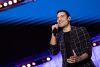 Carlos Rivera sorprende a una mini fan al invitarla a su concierto.