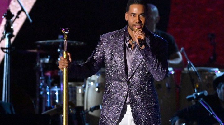 Romeo Santos en medio de la polémica por besar a una fanática en los labios