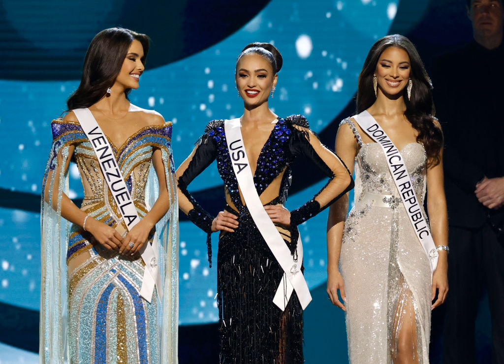 Miss Venezuela Amanda Dudamel Miss USA R'bonney Gabriel y Miss República Dominicana Andreína Martínez