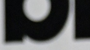 Karol G lució un costos bolso de la marca Diesel