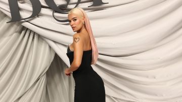 Karol G disfruta de París con espectaculares looks